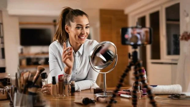 influencer lady making reel