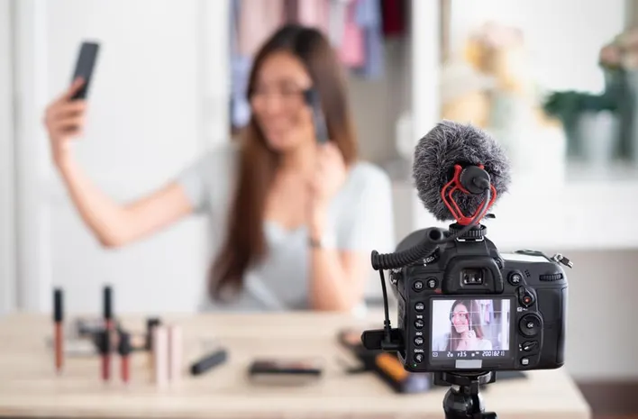 influencer lady making a real